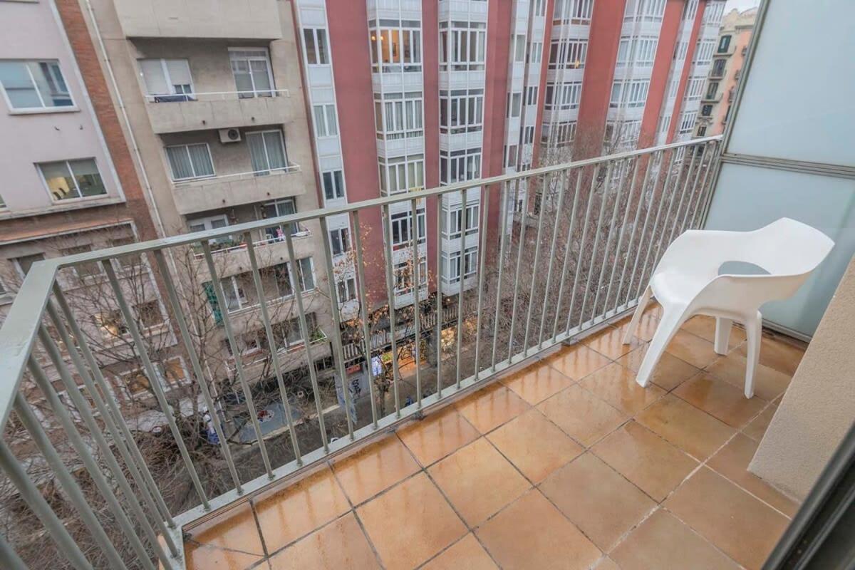 2 Bedroom Duplex Apartment With Balcony 4-3 برشلونة المظهر الخارجي الصورة